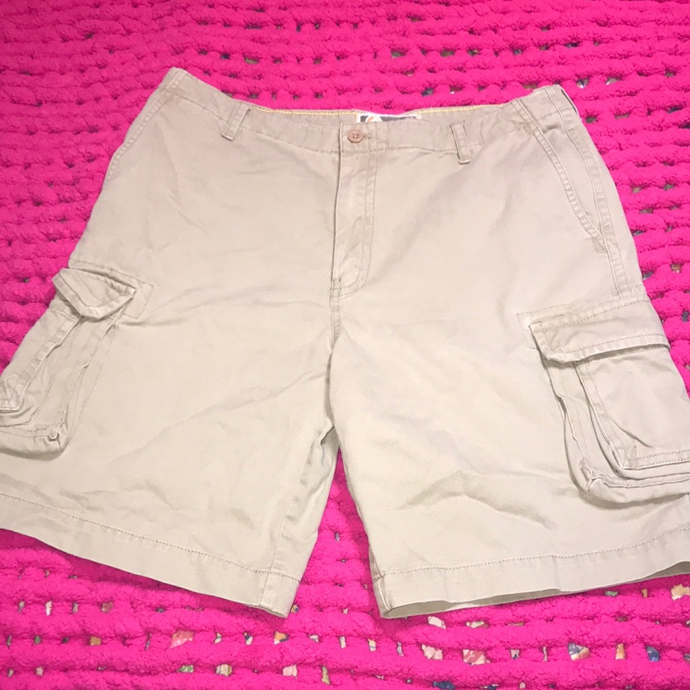 Men’s khaki cargo shorts
